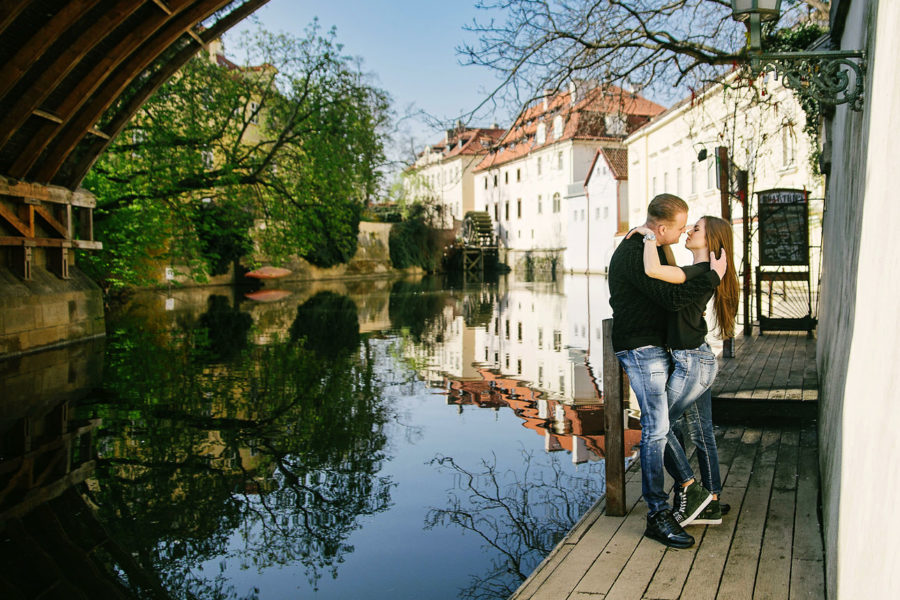 Spring pre-wedding photo shoot in Prague, Lesser Town